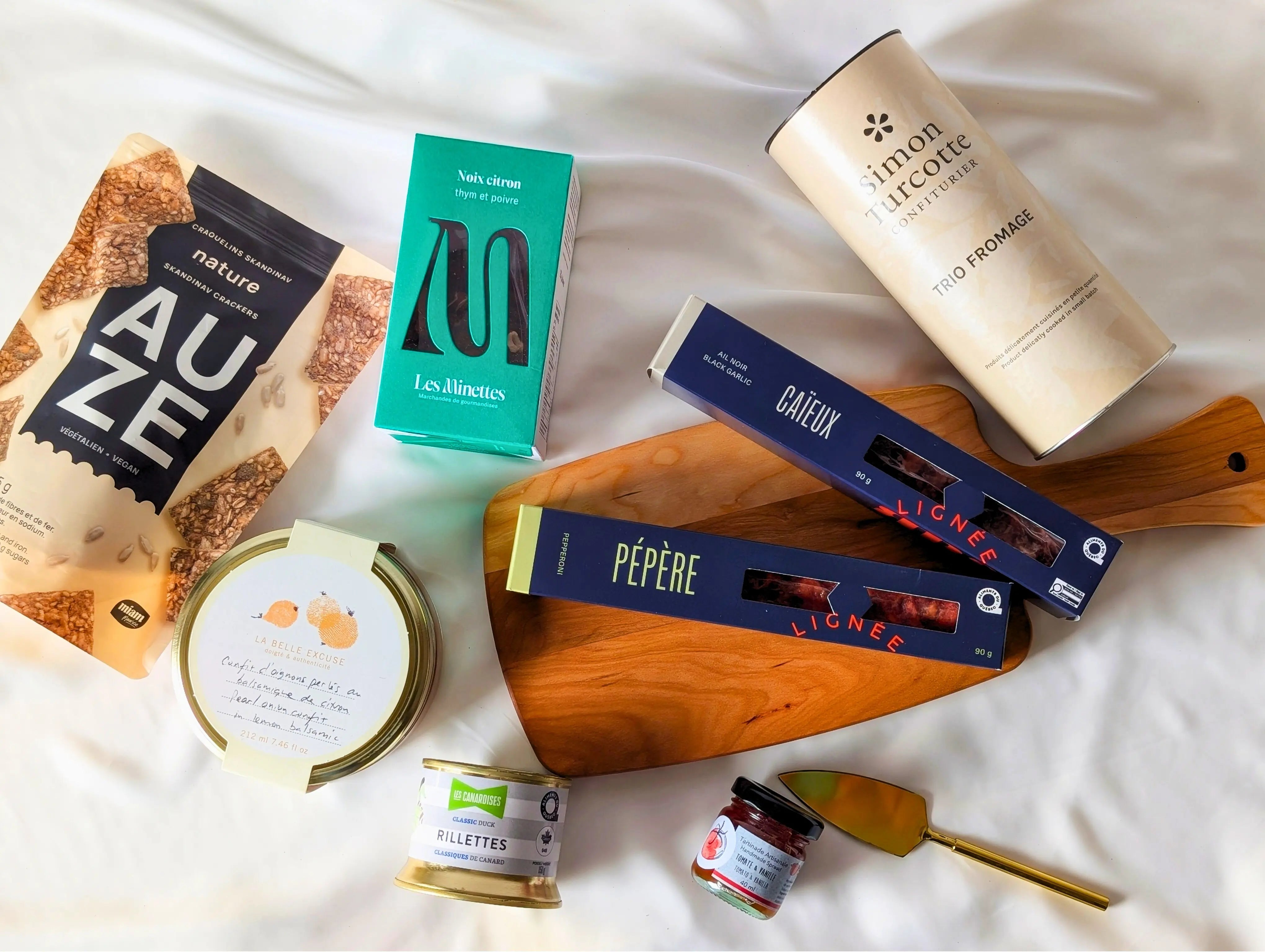 Boîte 5 à 7 suprême avec charcuteries, rillettes et planche en bois du Québec pour un apéro gourmand