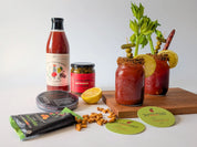 Cocktails Bloody César maison avec mélange Mi Corazon, givrage Kanel et garnitures épicées