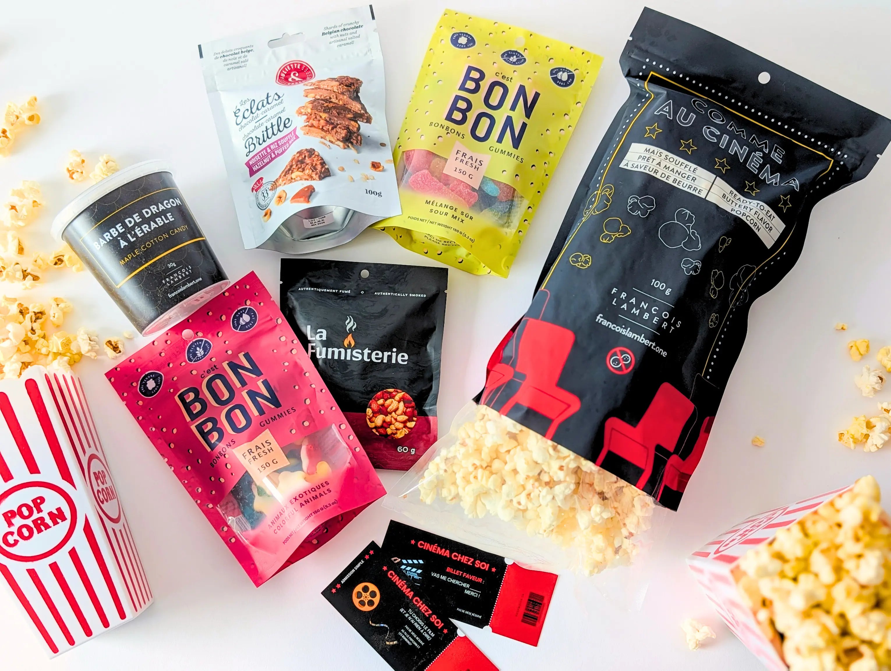 Boîte cinéma maison avec popcorn François Lambert, bonbons, noix fumées La Fumisterie et barbe de dragon à l’érable