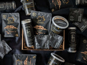 Boîte Noir gourmand avec pacanes à l’érable, eau pétillante thé noir et collations locales sucrées salées