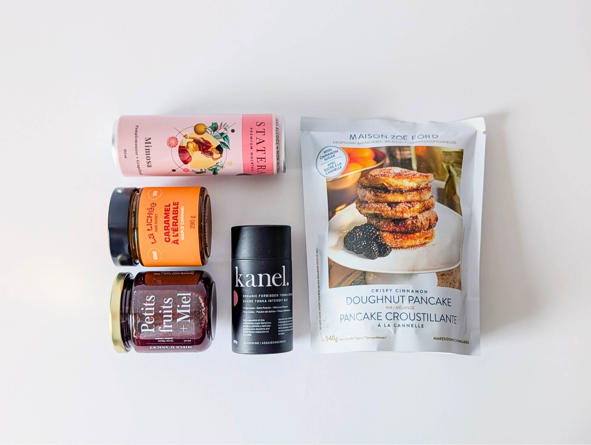 Produits québécois pour brunch maison avec mélange à pancakes Zoe Ford, mimosa Stratera et caramel La Lichée